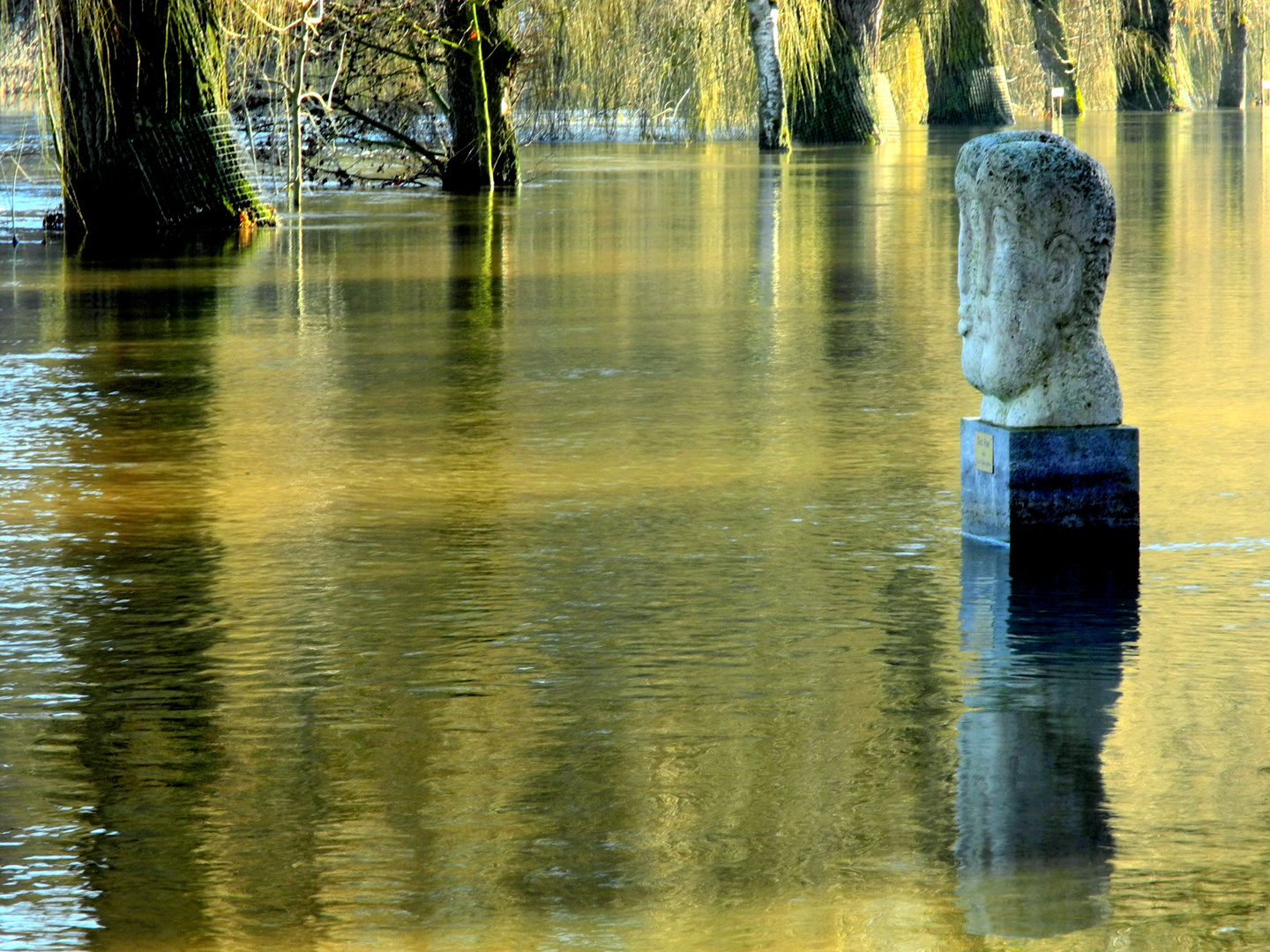 Von Wasser umspült