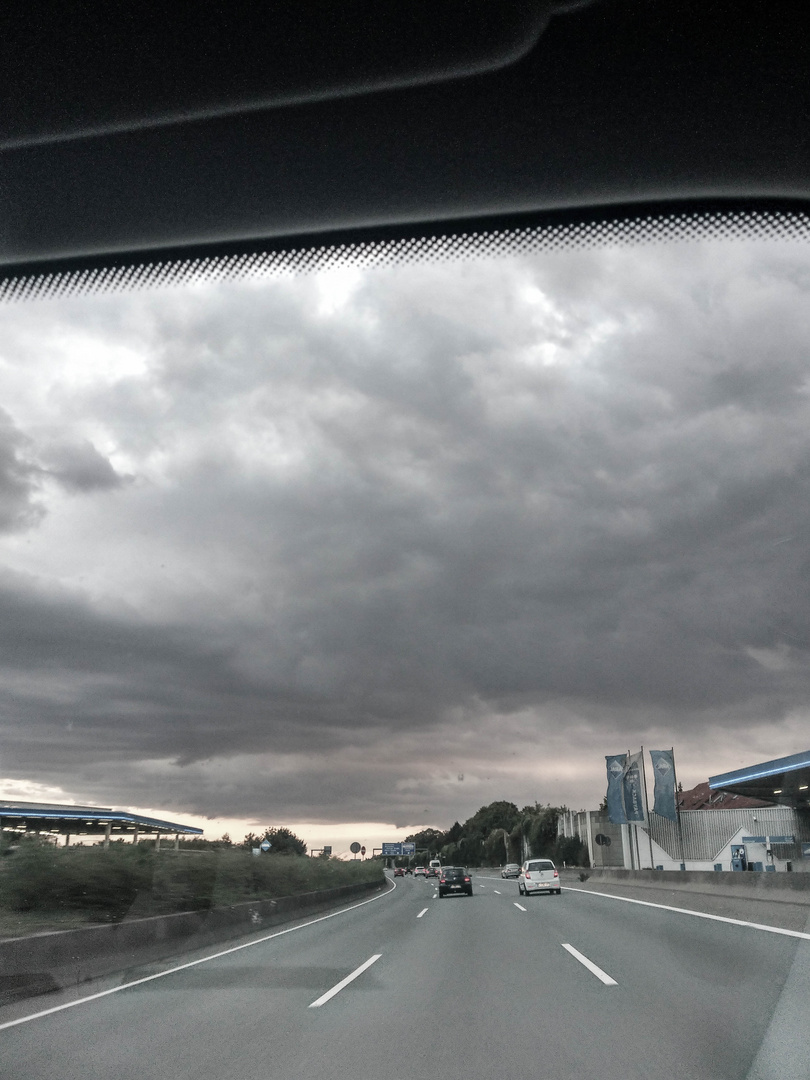 Von Wolken und Tankstellen