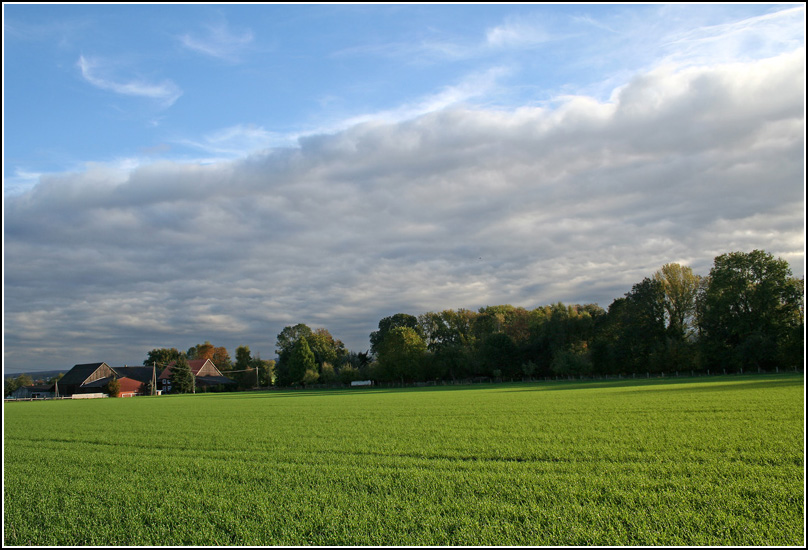 von Wolken verhangen