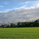 von Wolken verhangen