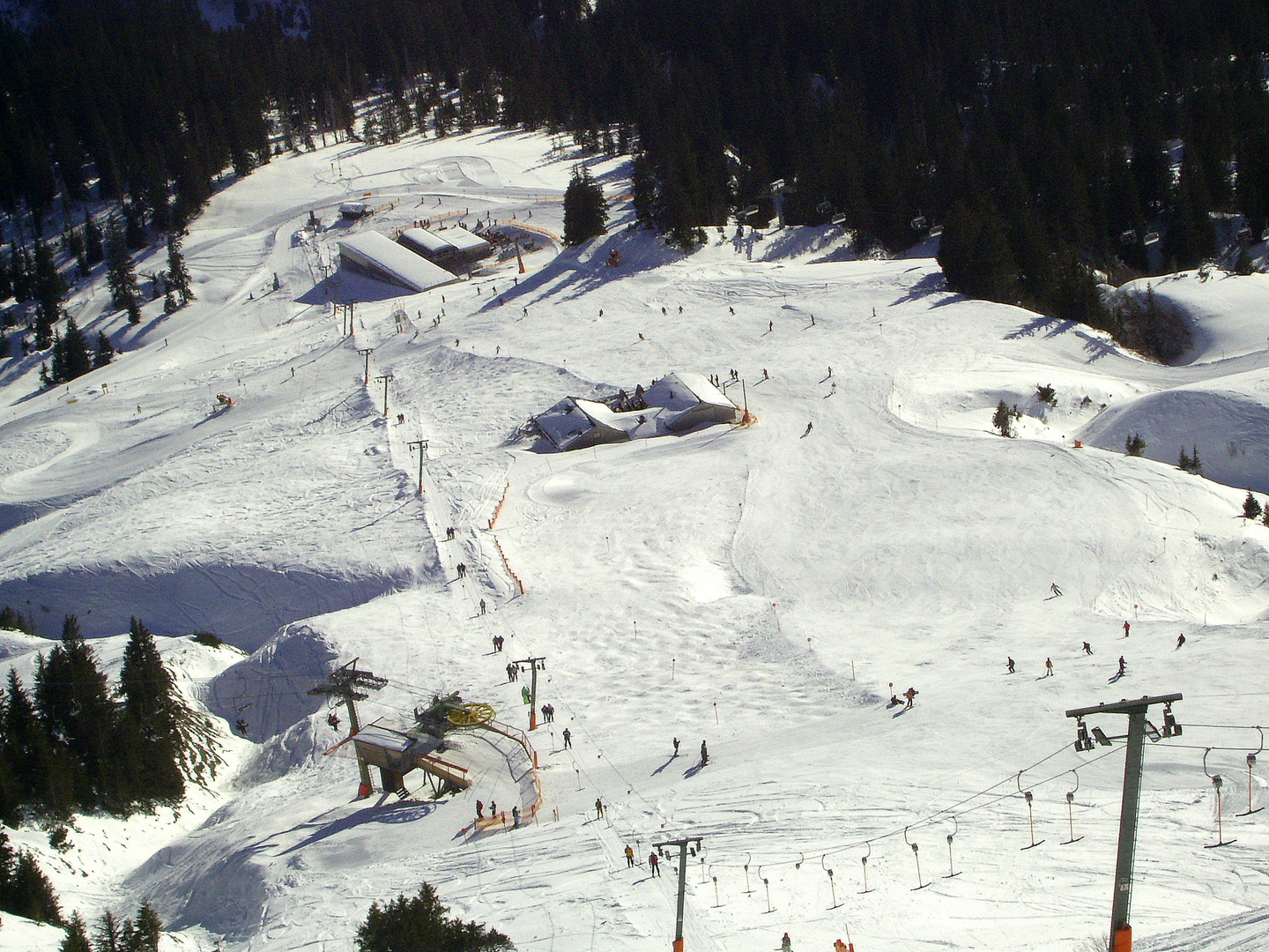 Von ziemlich weit oben (Blick auf die Skipiste)