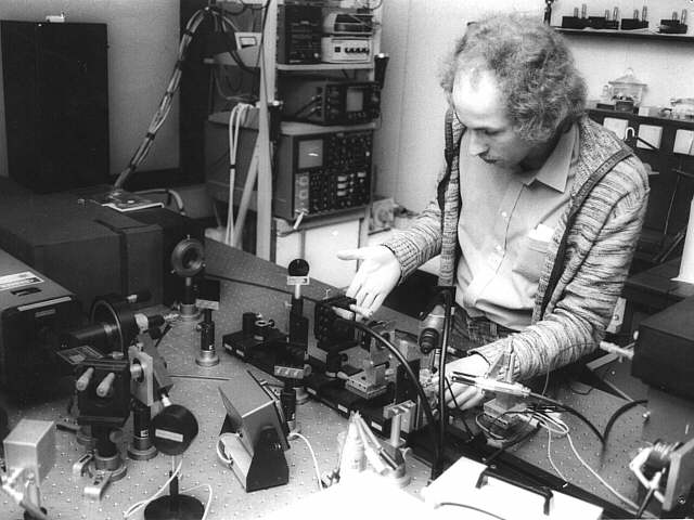 vor 35 Jahren: Physiker im Optiklabor