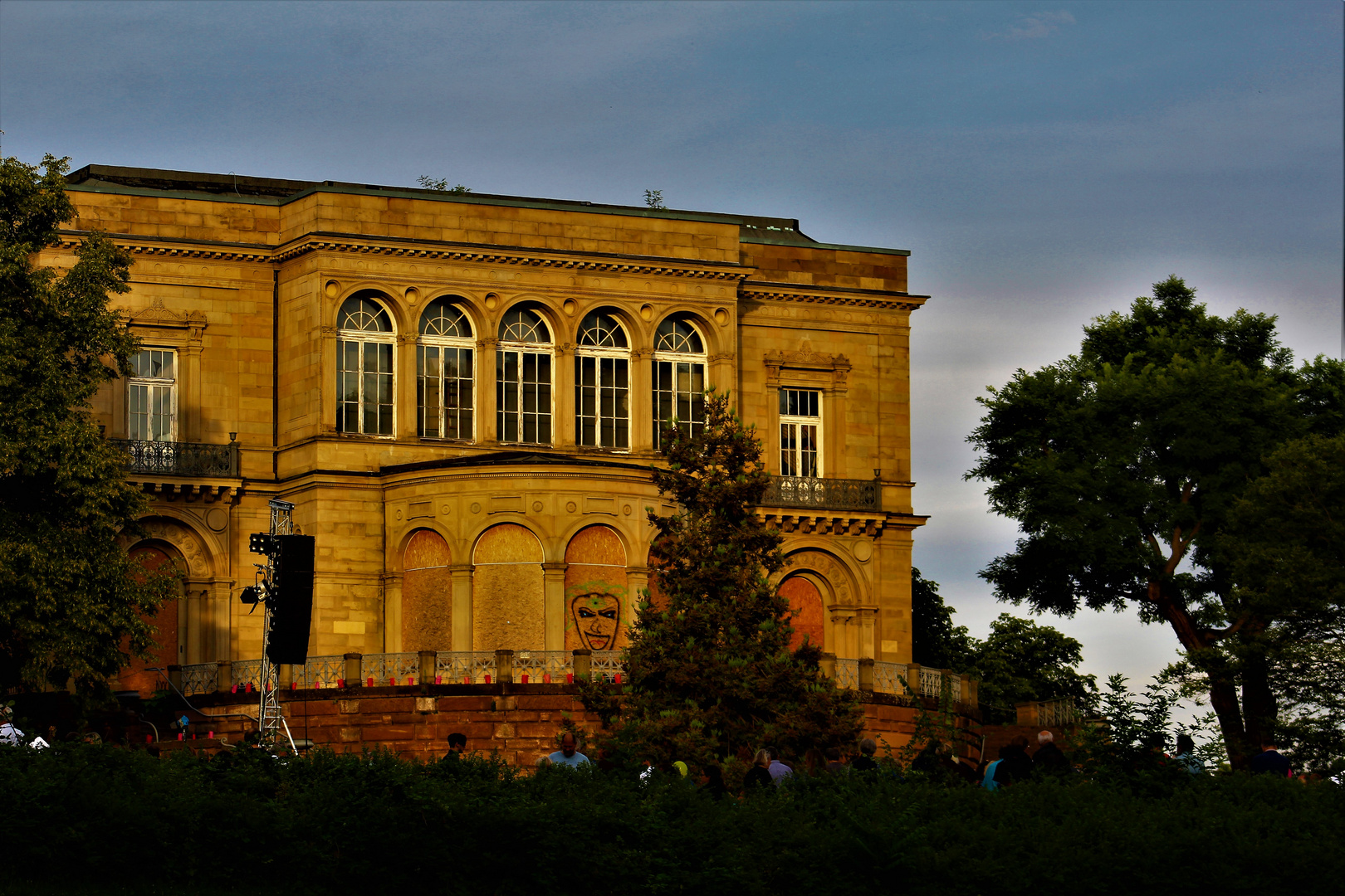 Vor- Abendstimmung um die Villa Berg