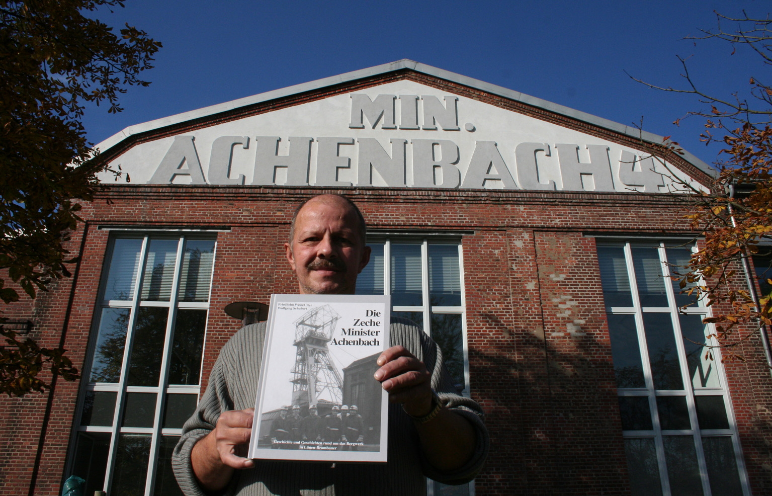 Vor alter Zechenfassade