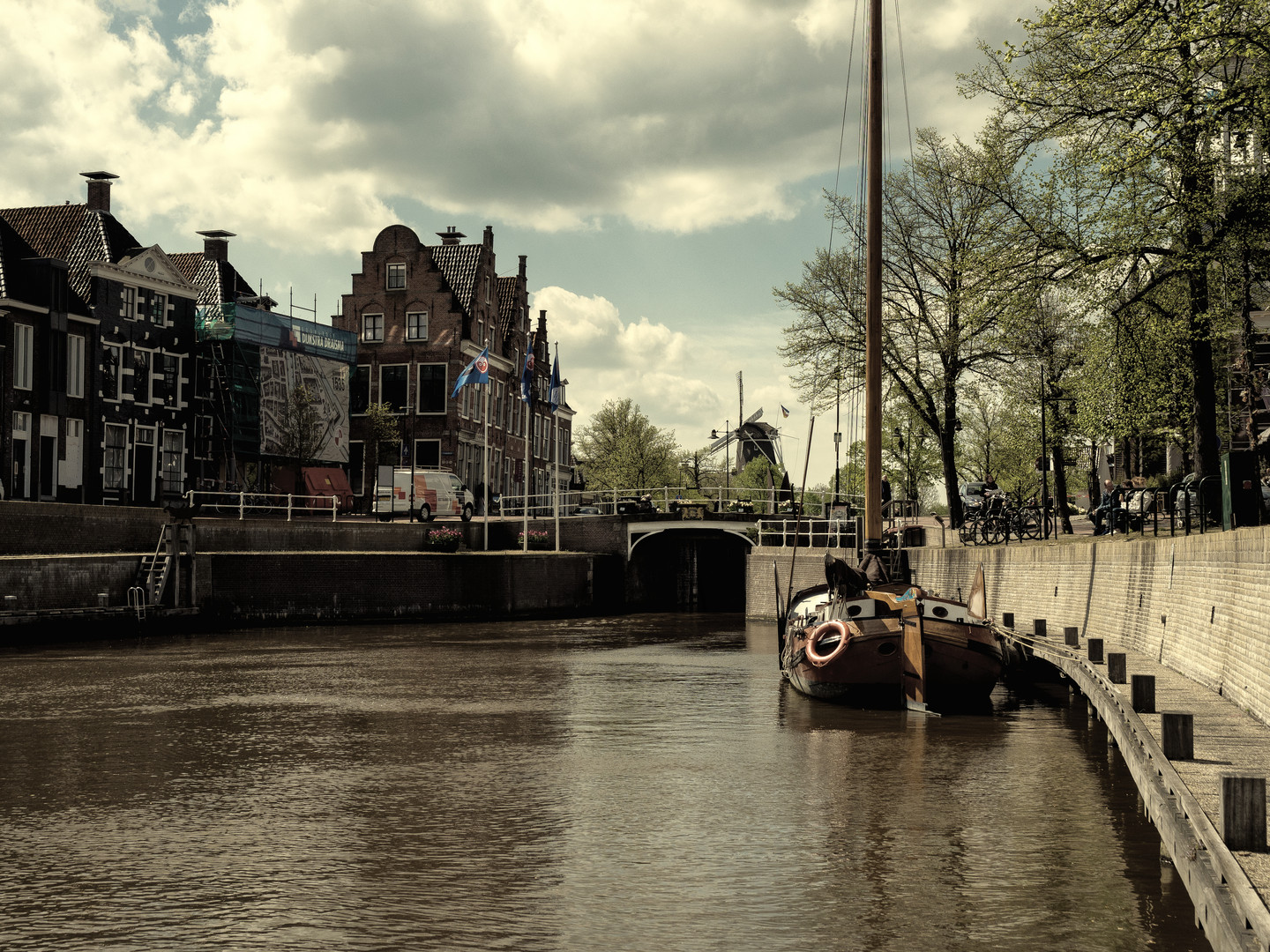 Vor Anker im historischen Zentrum von Dokkum