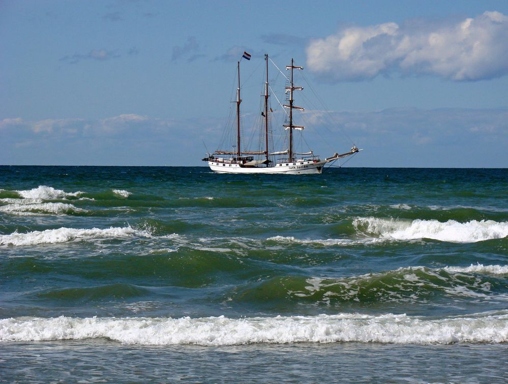 Vor Anker in Warnemünde liegend