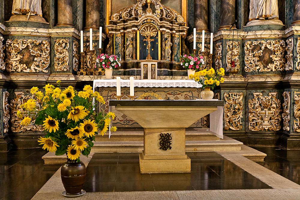 Vor dem Altar