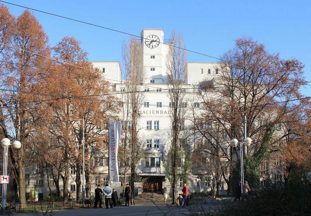 Vor dem Amalienbad am Reumannplatz