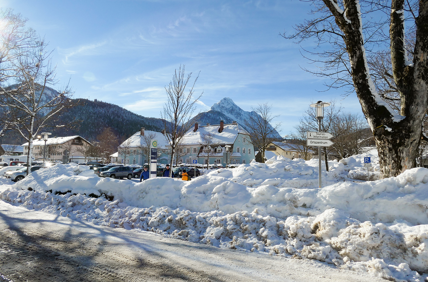 Vor dem Bahnhof