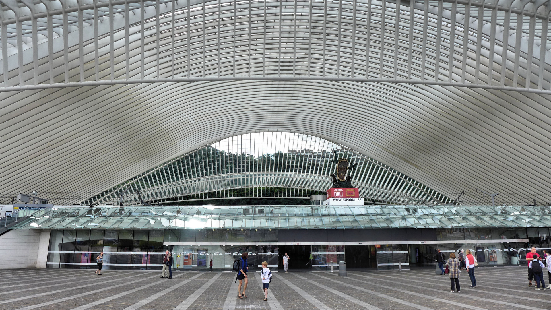 Vor dem Bahnhof Gare Guillemins Lüttich