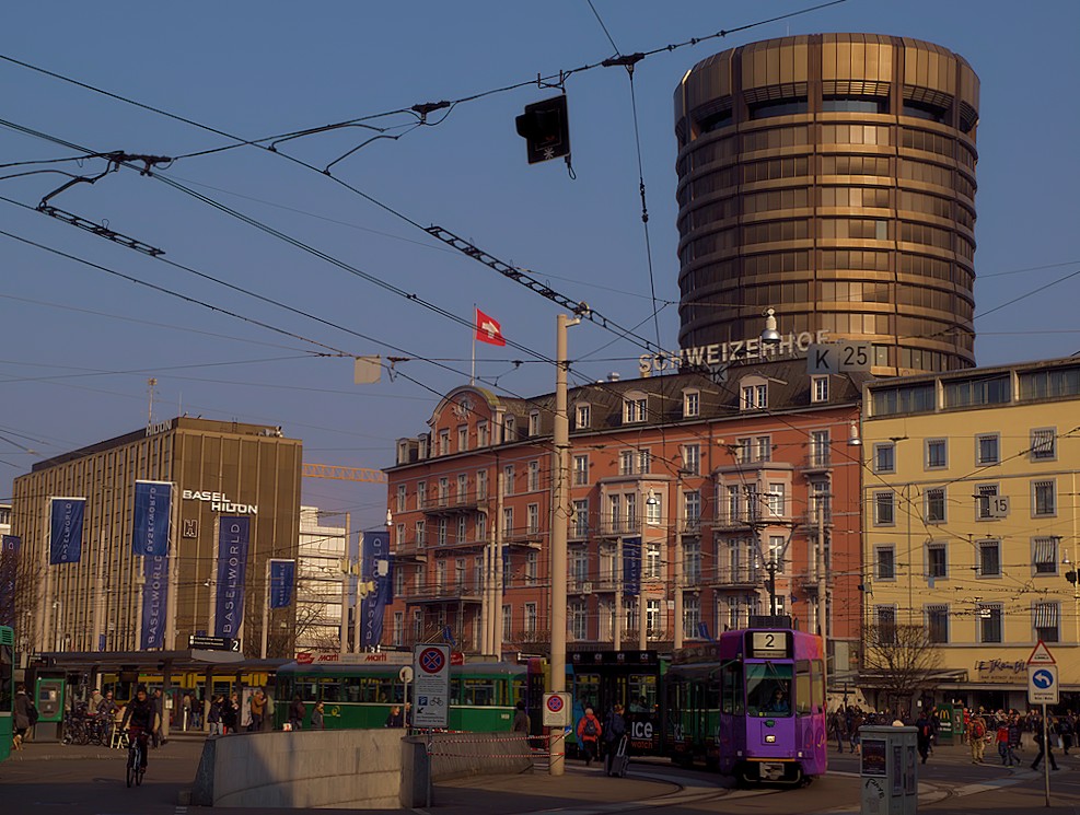 Vor dem Bahnhof SBB Basel