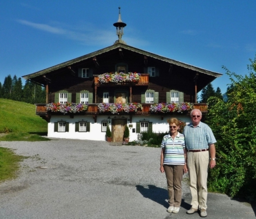 Vor Dem Bergdoktor Haus In Ellmau Foto Bild Europe