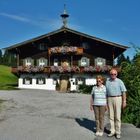 Vor dem "Bergdoktor-Haus" in Ellmau