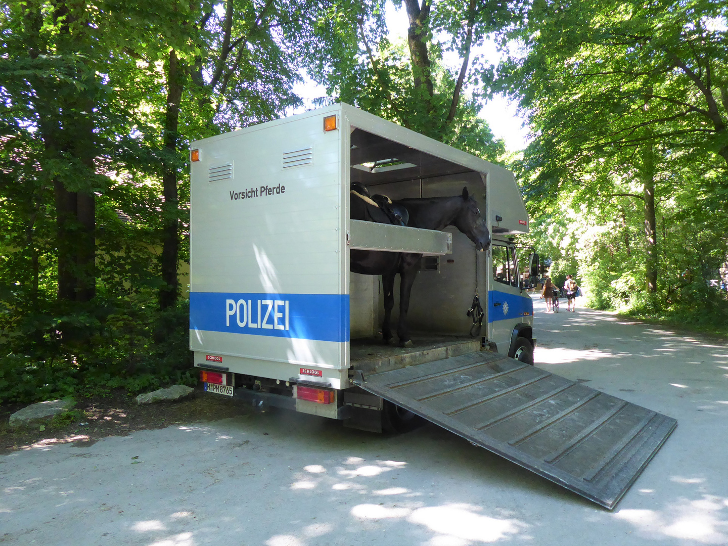 Vor dem Biergarten warten?