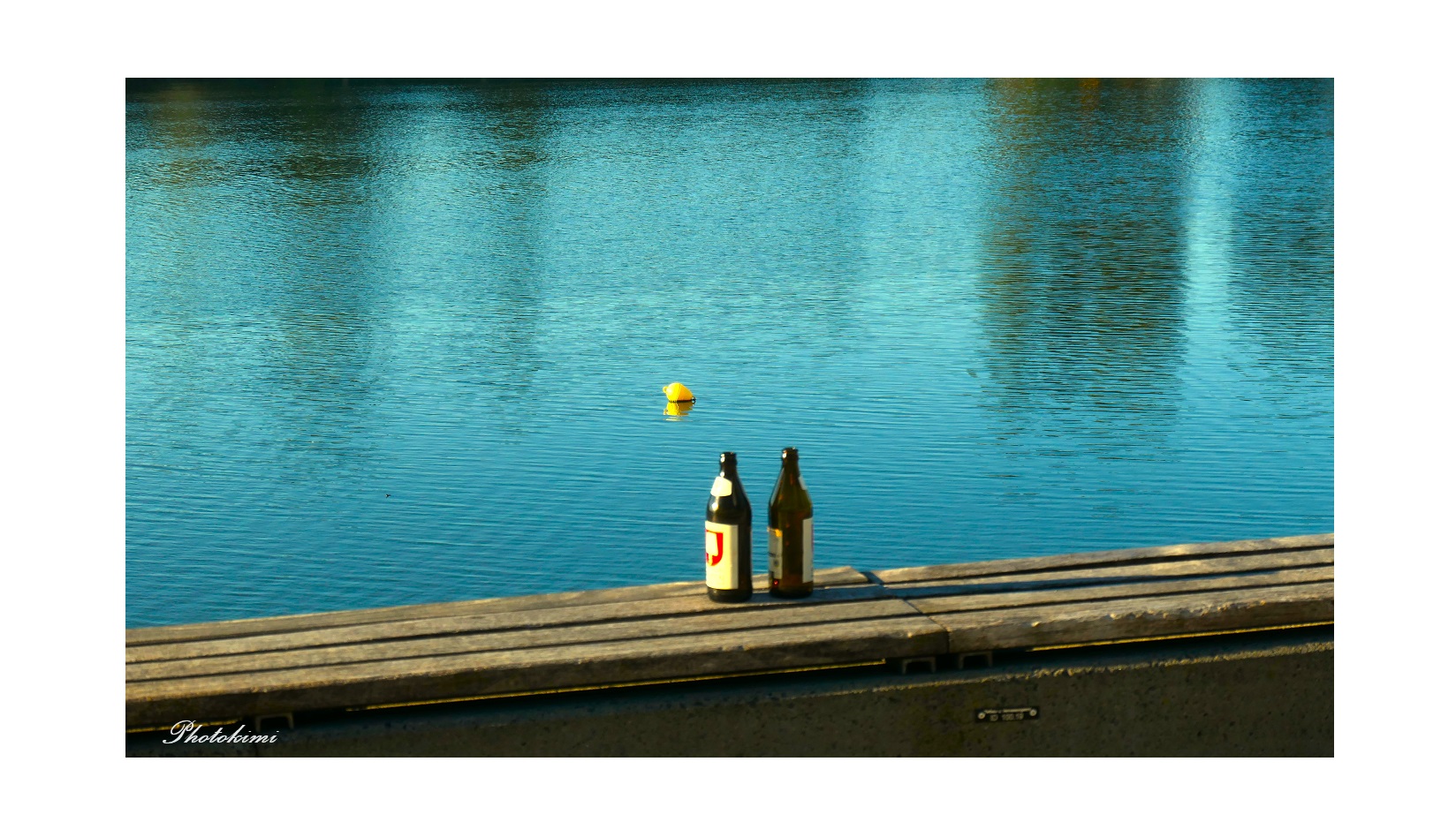 Vor dem blauen Hafenwasser