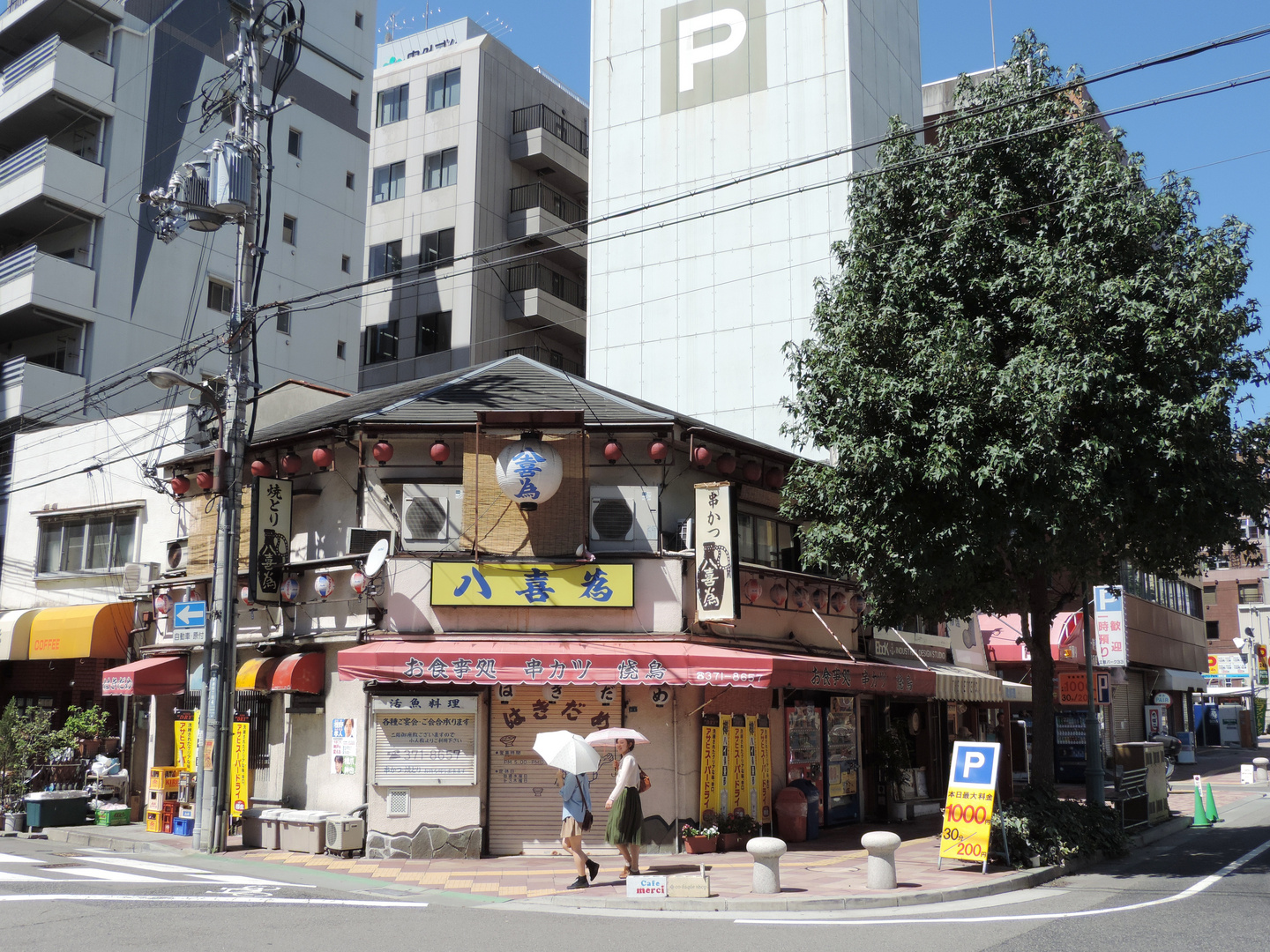 Vor dem Café Merci in Kobe