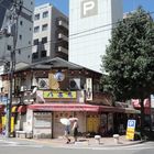 Vor dem Café Merci in Kobe