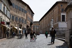 Vor dem Dom in Urbino