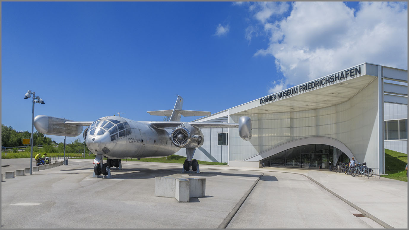 Vor dem Dornier-Museum