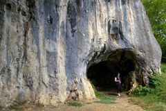 Vor dem Eingang der Göpfelsteinhöhle