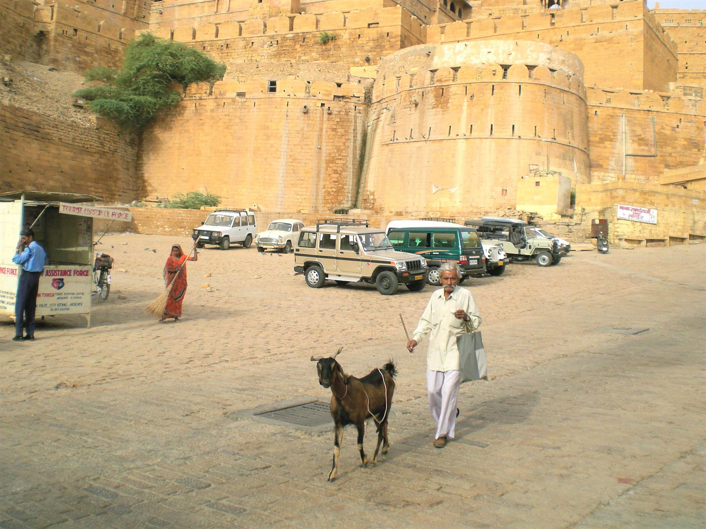 Vor dem Eingangstor des historischen Forts Jaisalmer - Rajasthan