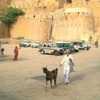 Vor dem Eingangstor des historischen Forts Jaisalmer - Rajasthan