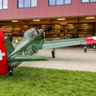 Vor dem Farm-Hangar