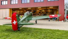 Vor dem Farm-Hangar