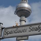 ... vor dem Fernsehturm