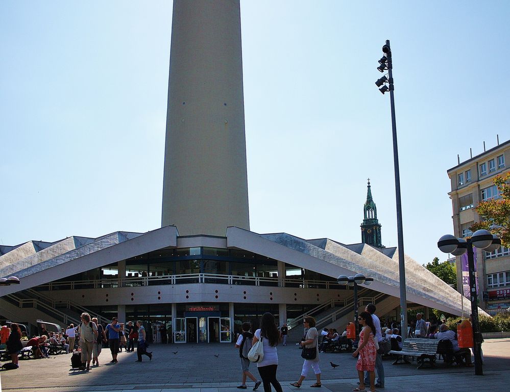 Vor dem Fernsehturm in Berlin