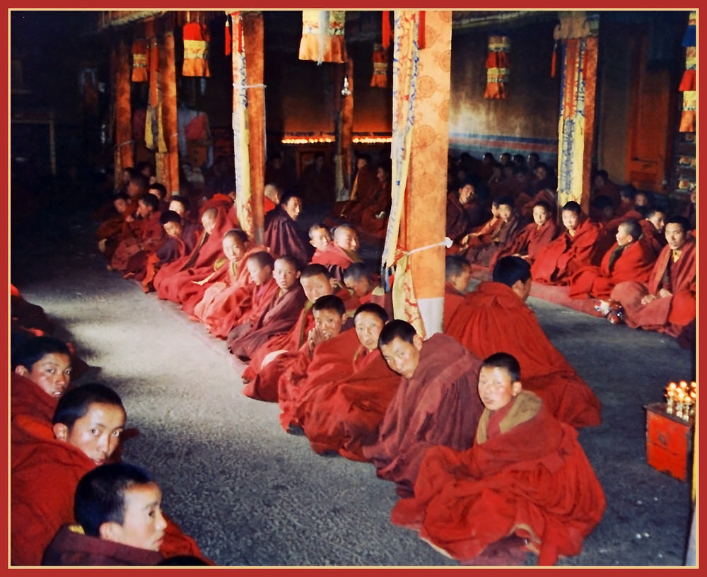 Vor dem Gebet, Kloster Ganden , Tibet