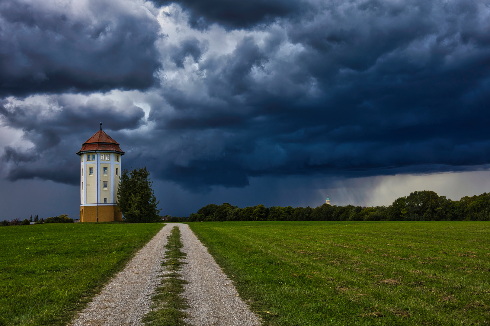 Vor dem Gewitter am Wasserturm