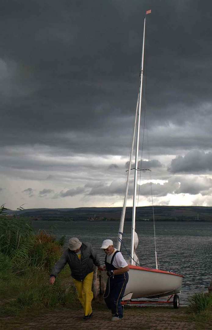 Vor dem Gewitter - Segelboot an Land!