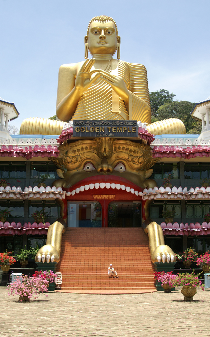 Vor dem goldenen Buddha