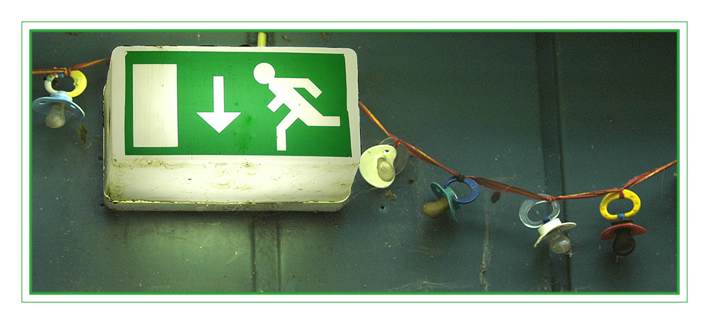 vor dem Hinausgehen - Schnuller abliefern ... Foto & Bild | stillleben ...