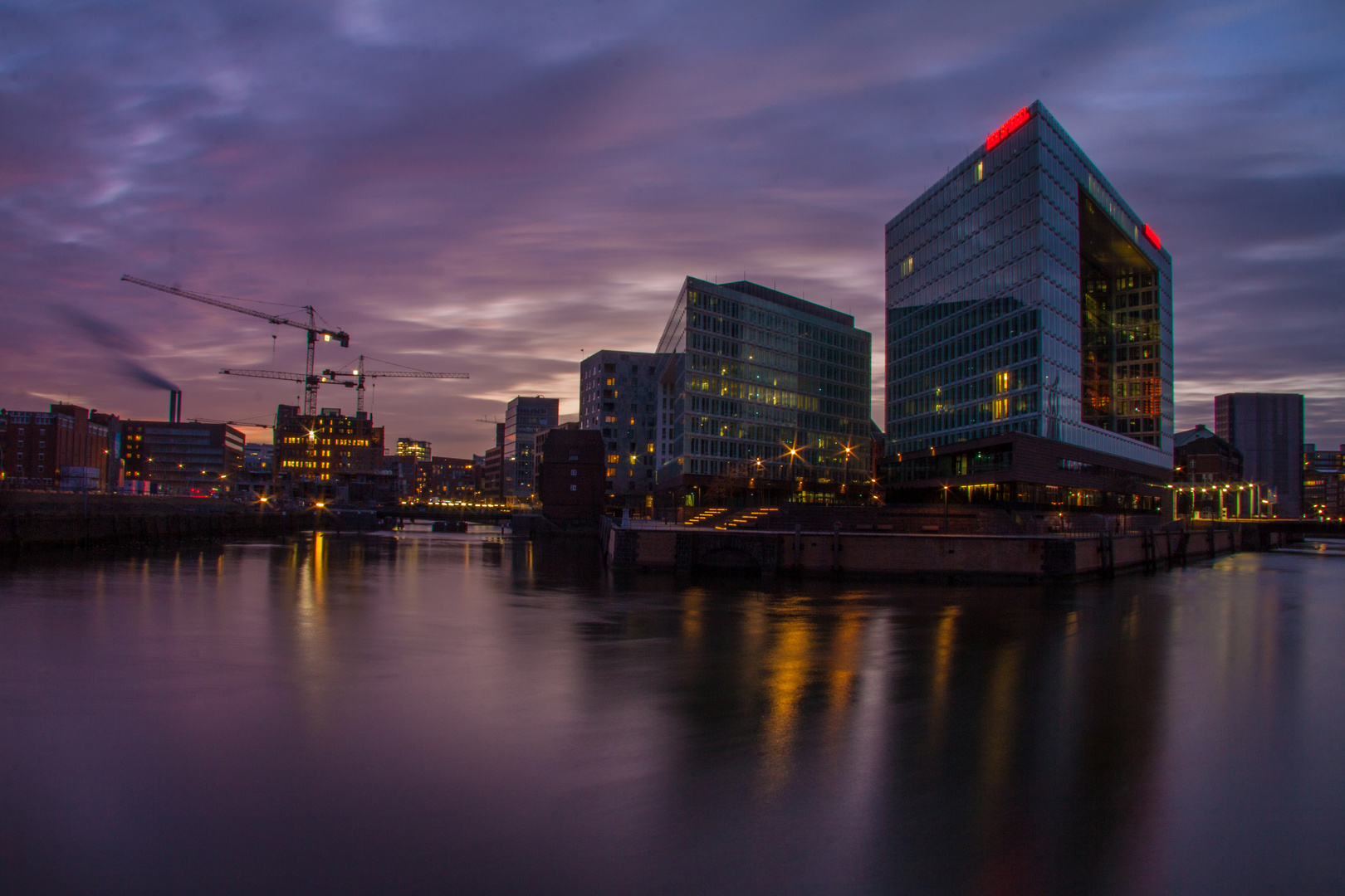 vor dem Hintergrund der Hafencity