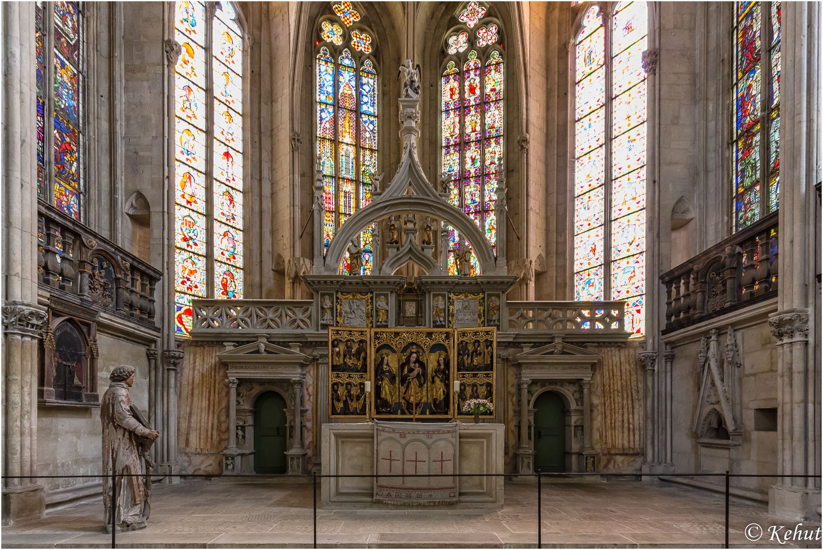 Vor dem Hochaltar im Dom St. Peter und St. Paul in Naumburg