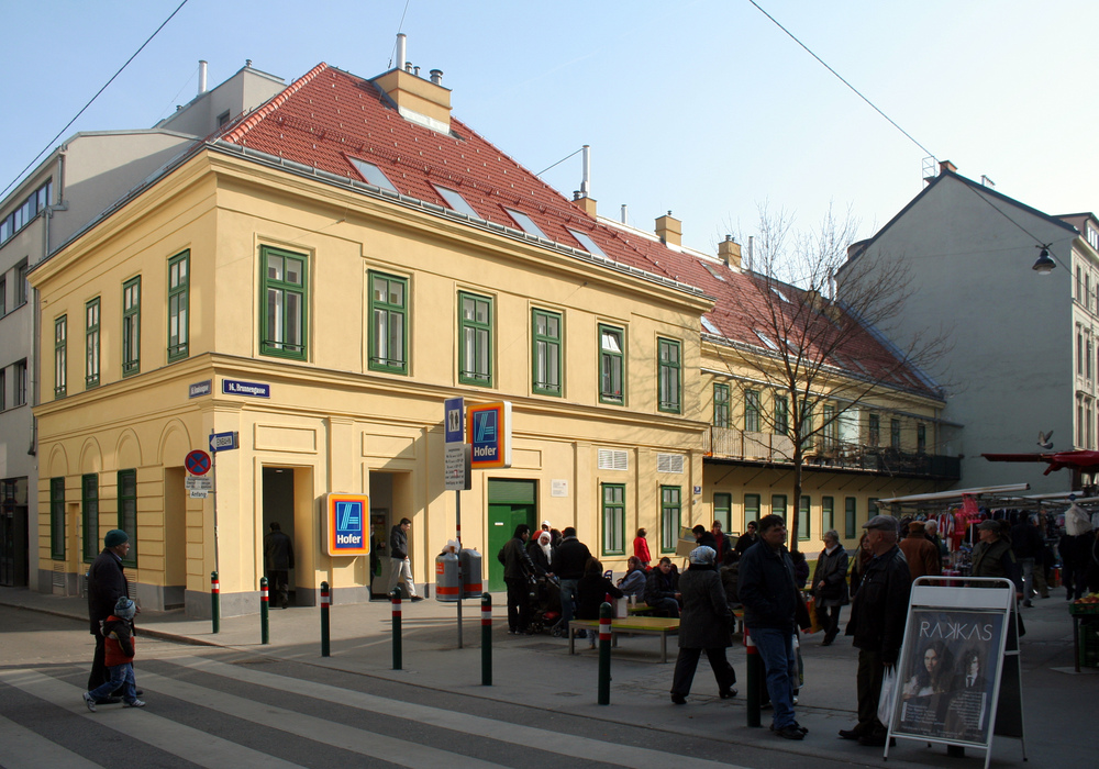 Vor dem Hofer am Brunnenmarkt