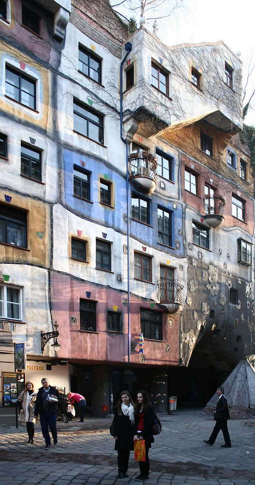 Vor dem Hundertwasserhaus