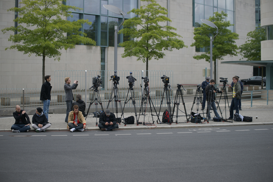 Vor dem Kanzleramt heißt es für die Journalisten....