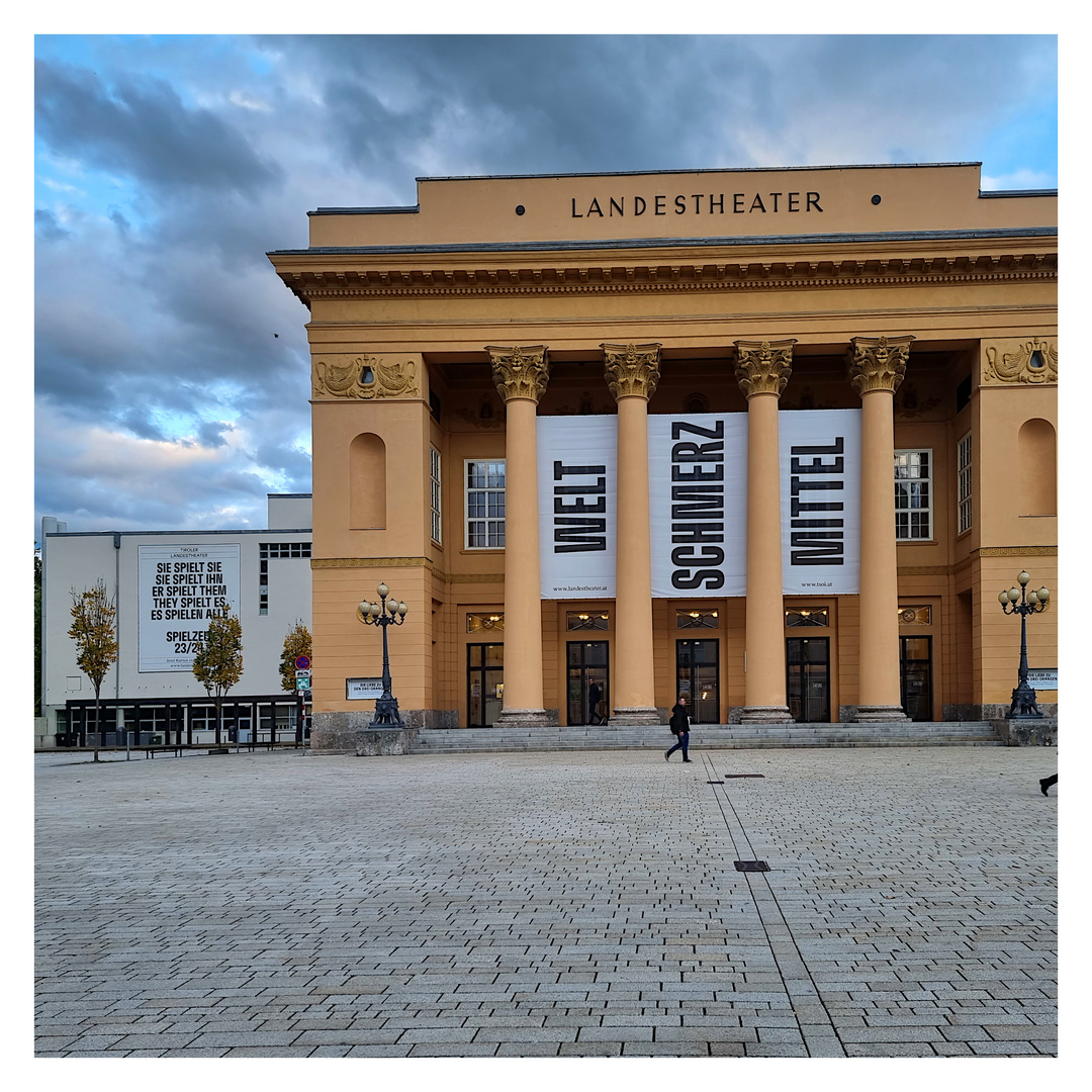 Vor dem Landestheater