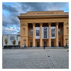 Vor dem Landestheater