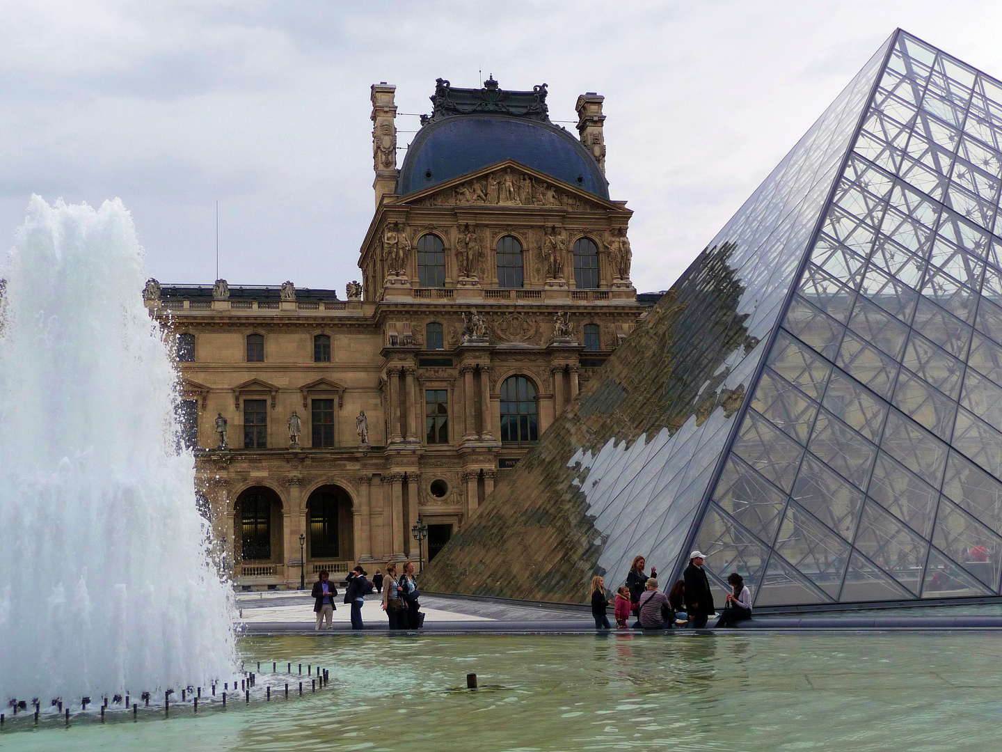 Vor dem Louvre