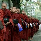 Vor dem Mahagandhayon Kloster reihen sich die jungen Mönche geduldig ....