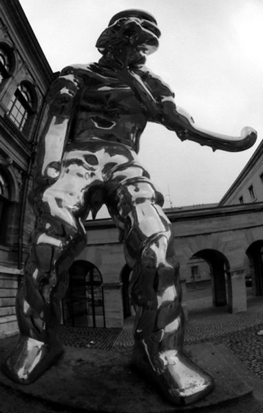 Vor dem Neuen Museum in Weimar