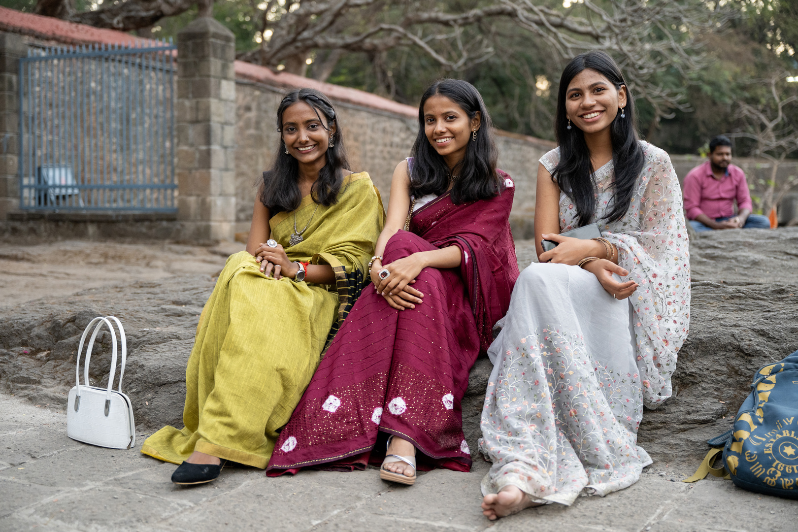 Vor dem Pataleshwar Cave Temple in Pune