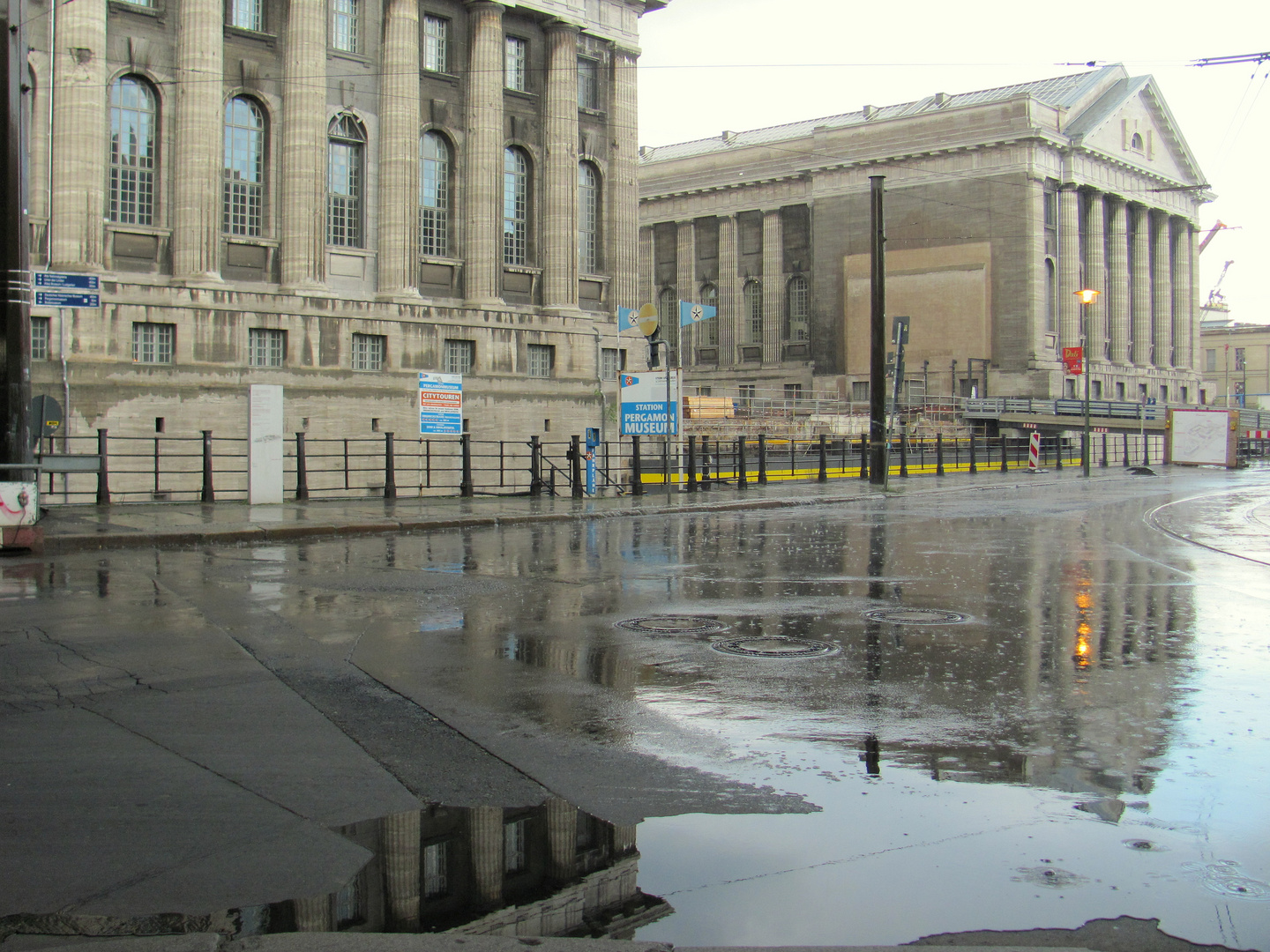 vor dem Pergamonmuseum