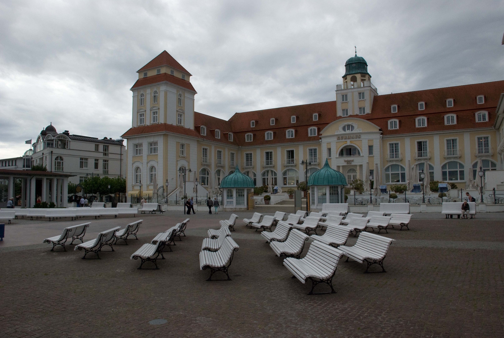 Vor dem Rathaus in Binz