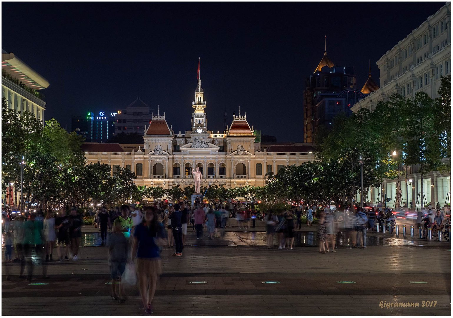 vor dem Rathaus in Ho-Chi-Minh-Stadt......