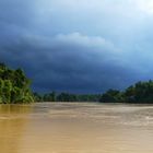 Vor dem Regen am Fluss